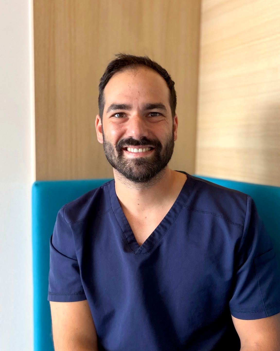 Dr. Patrik Shnawa, Facharzt für Orthopädie und Traumatologie, in seiner Ordination in Wien-Simmering