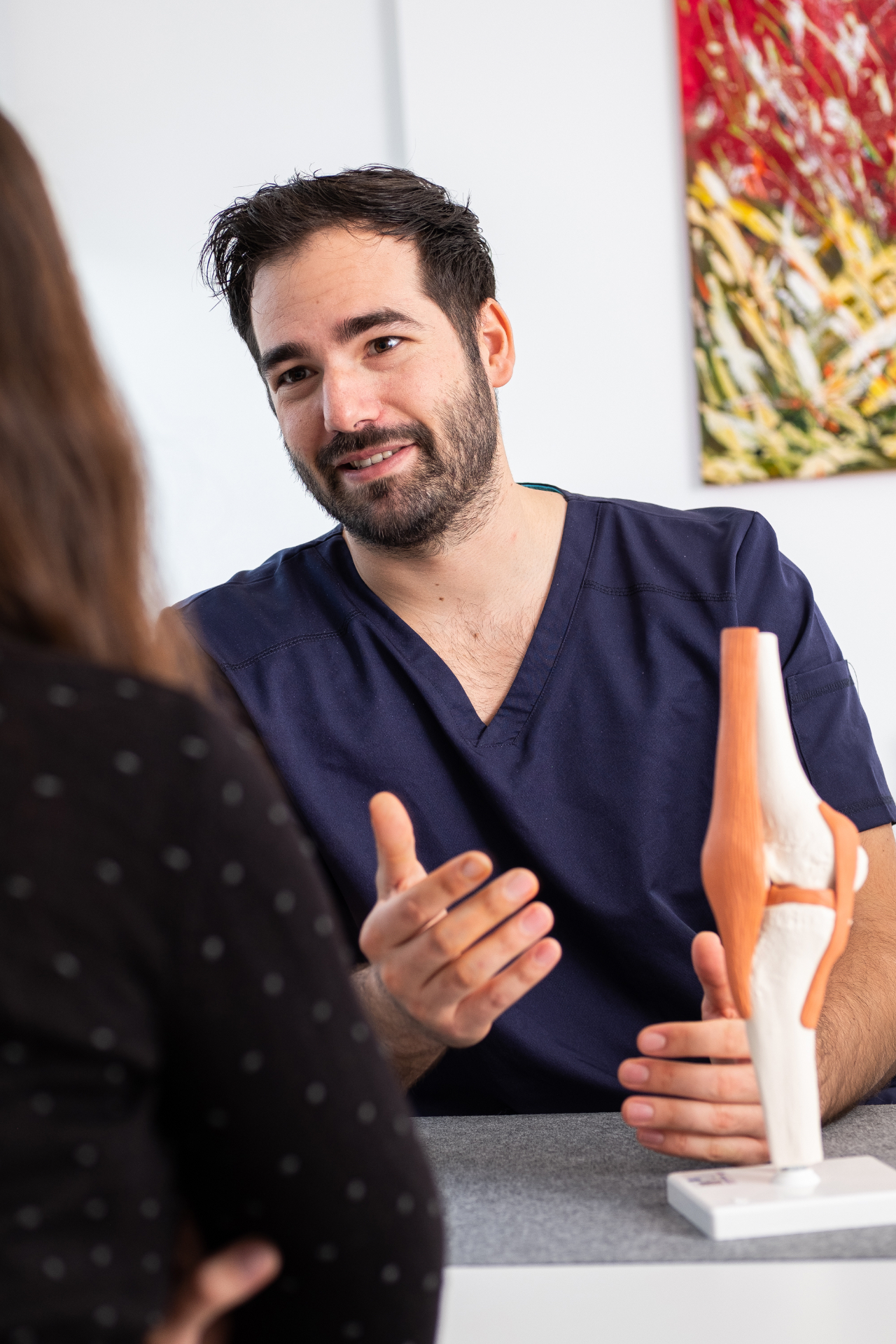 Beratung mit anatomischem Kniemodell – Ordination Dr. Shnawa