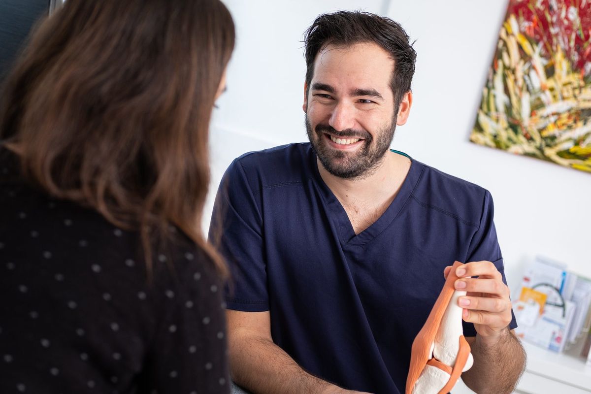 Dr. Patrik Shnawa im persönlichen Patientengespräch in der Ordination 1110 Wien